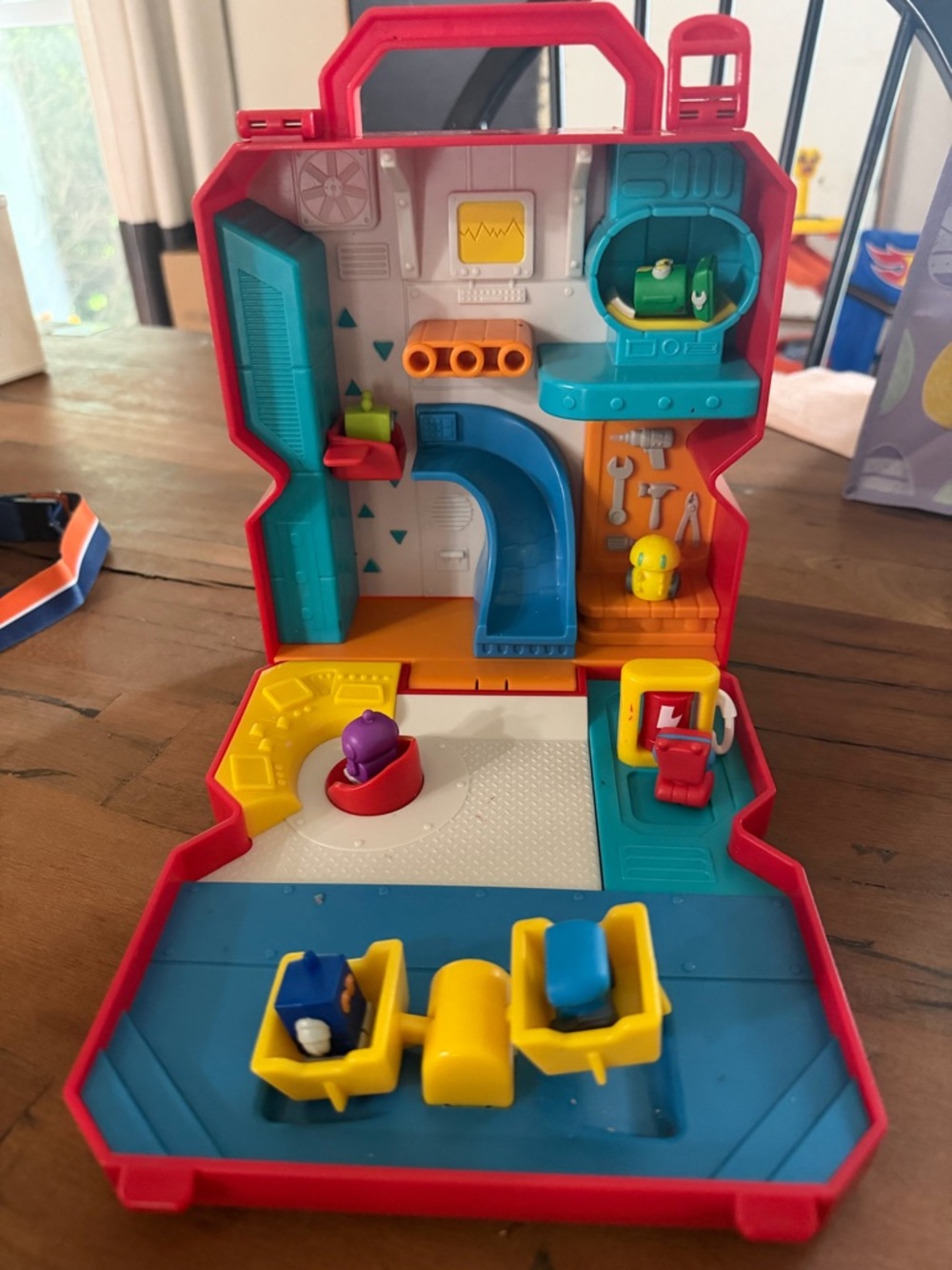 Lakeshore Learning Carry Around Robot Town